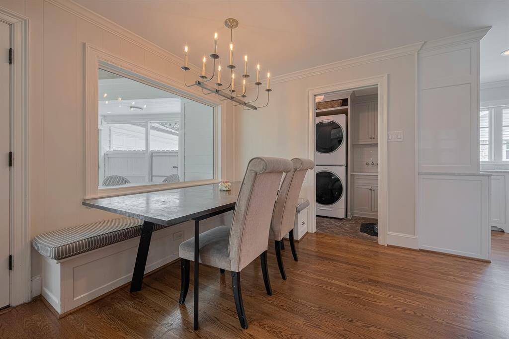 BREAKFAST AREA - Right off the kitchen with banquette seating and space for all to enjoy a quick meal or family dinner!