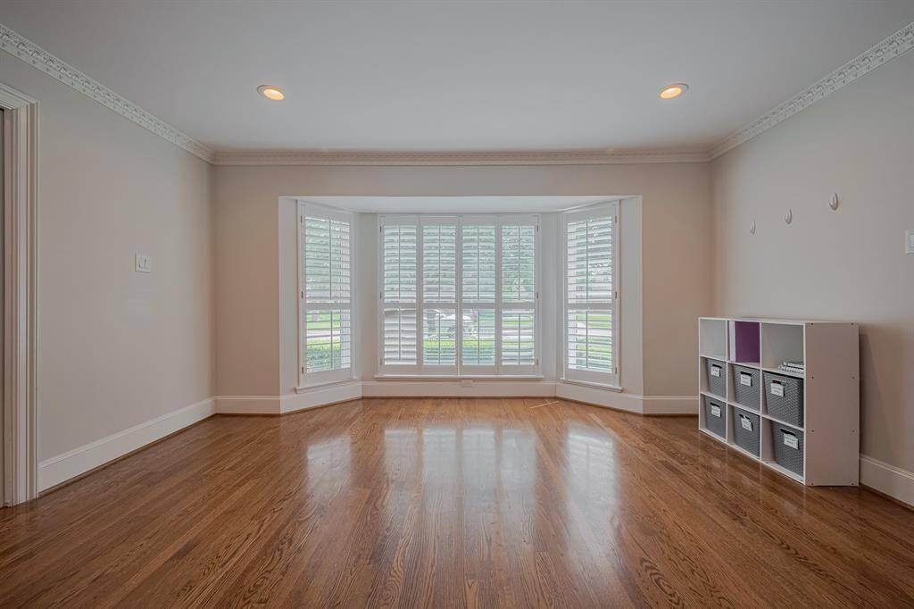 DINING ROOM - Large bay window with tons of natural light!
