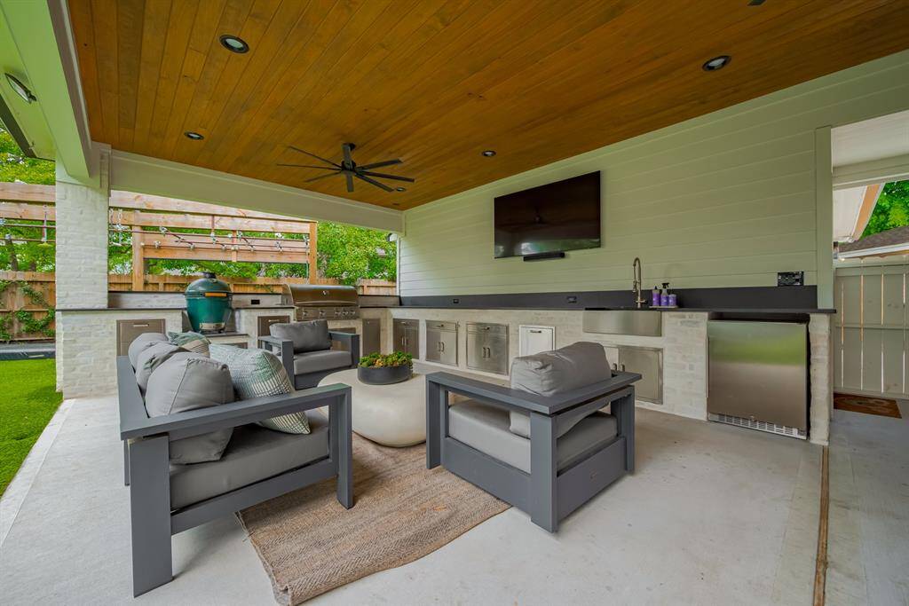 PATIO - The perfect place to grill and chill! Covered patio with fans and an outdoor kitchen!