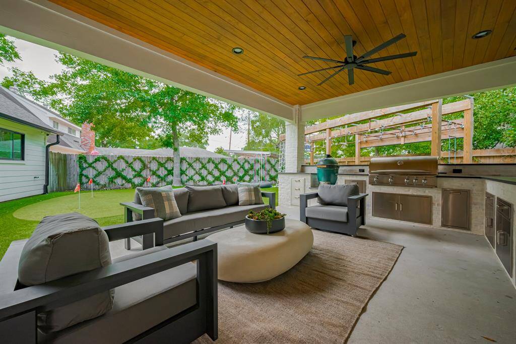 PATIO - Views of the putting green!