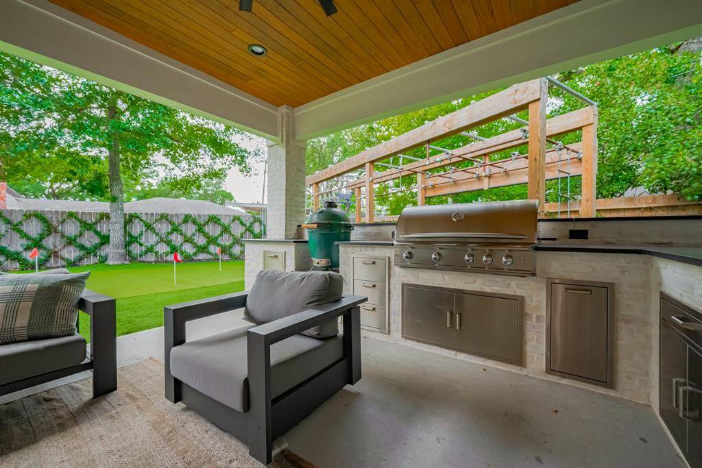 PATIO - Check out the grill with everything you could want or need right alongside! (Green Egg excluded)
