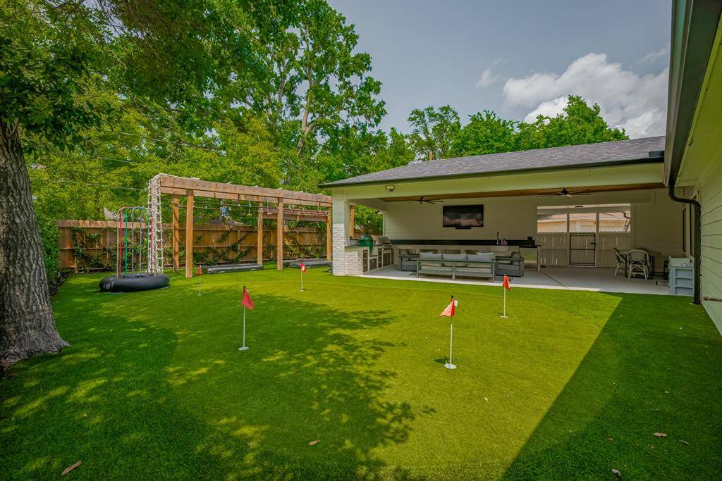 BACKYARD- Entertainment unlimited!