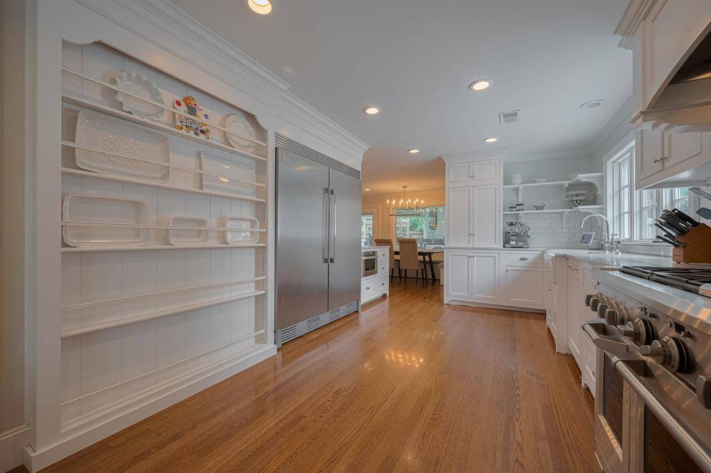 KITCHEN - This kitchen is a chef and entertainer's dream!