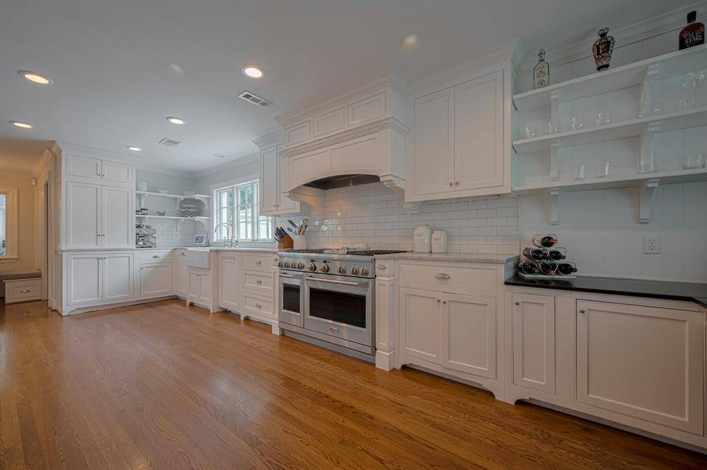 KITCHEN - Enjoy the luxury stainless appliances and tons of prep space!