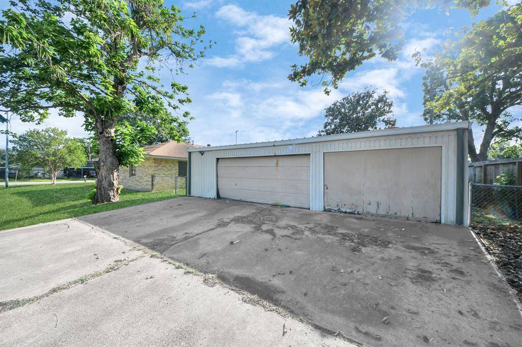 Detached garage