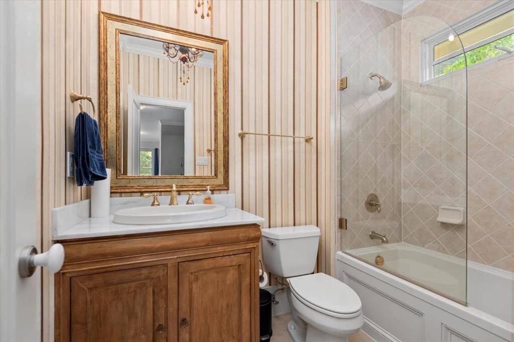 2nd Floor Bed #2 En Suite Full Bathroom