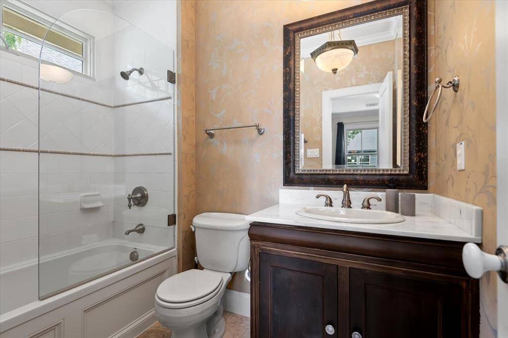 2nd Floor Bed #3 En Suite Full Bathroom