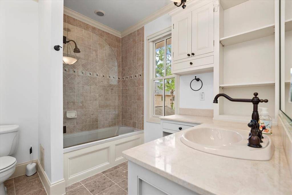 2nd Floor Community Full Bathroom