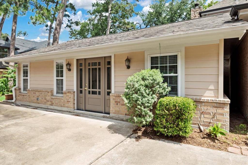 This 2 bed 1 bath guest house is a gem and provides endless potential uses (dependent care, potential income, etc.)