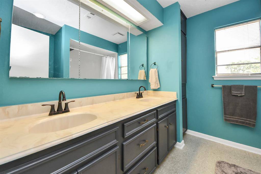 Dual sink in secondary bathroom