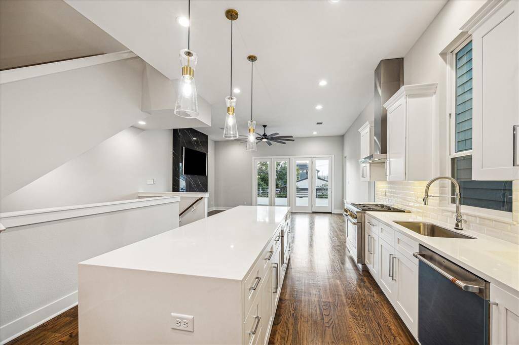 From the oversized island to the light-filled living area and balcony doors, this kitchen is all about flow. It’s a dream space for those who love to cook, entertain, and enjoy the natural transition from indoors to outdoors.