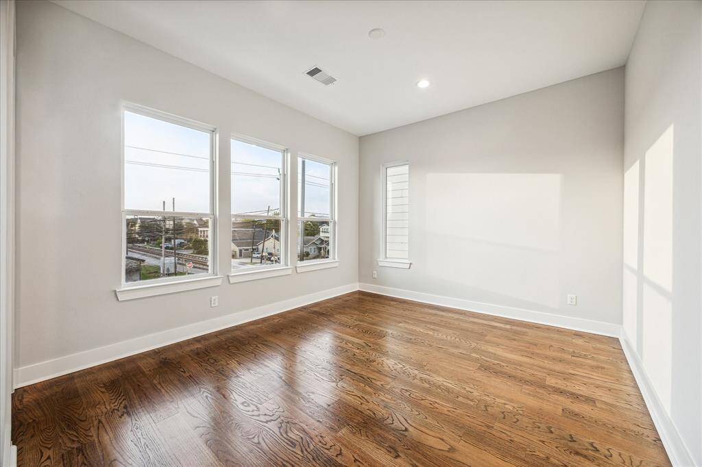 Wake up to beautiful city views in this spacious, light-filled bedroom. Large windows allow an abundance of natural light to pour in, enhancing the room’s bright and airy feel creating a calming retreat, while the urbanviews provide a dynamic backdrop. Ideal for those seeking a tranquil yet vibrant living space.
