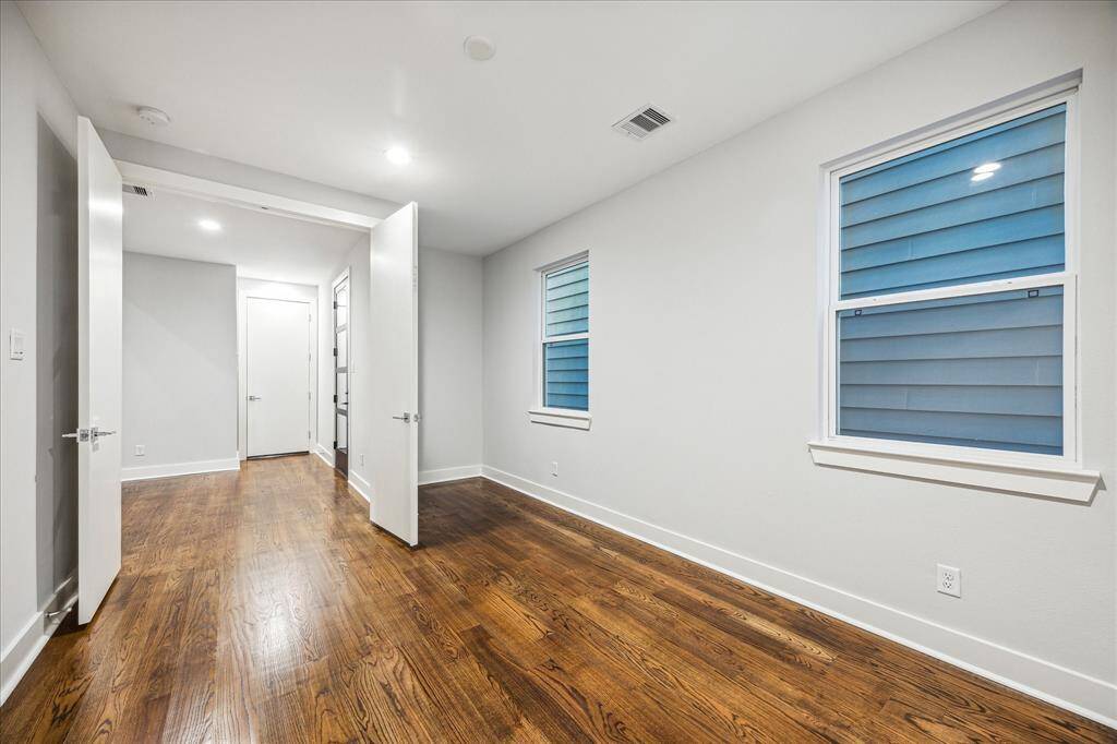 This guest bedroom offers a minimalist design with modern accents, making it a tranquil space for visitors. Thoughtfully decorated with highquality furnishings and a focus on comfort, this room provides a serene retreat. The simple, clean lines and understated elegance make it a versatile space suitable for any guest.