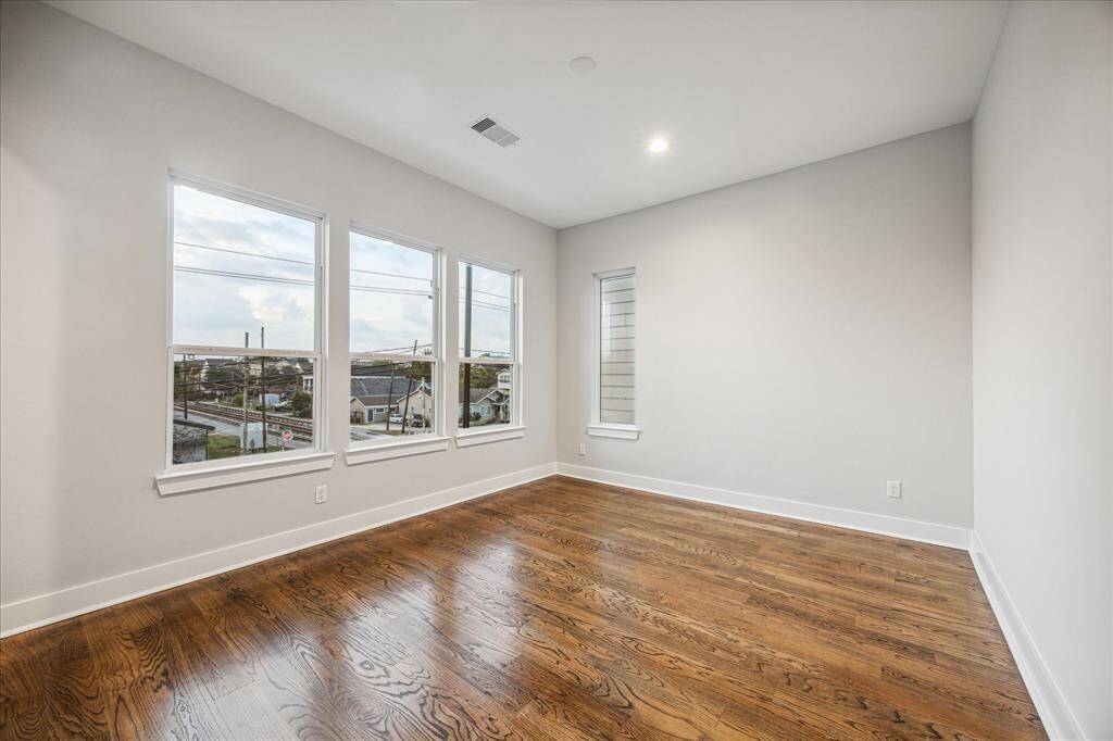 Wake up to beautiful city views in this spacious, light-filled bedroom. Large windows allow natural light to pour in, enhancing the room’s bright and airy feel creating a calming retreat, while the urban views provide a dynamic backdrop. Ideal for those seeking a tranquil yet vibrant living space.