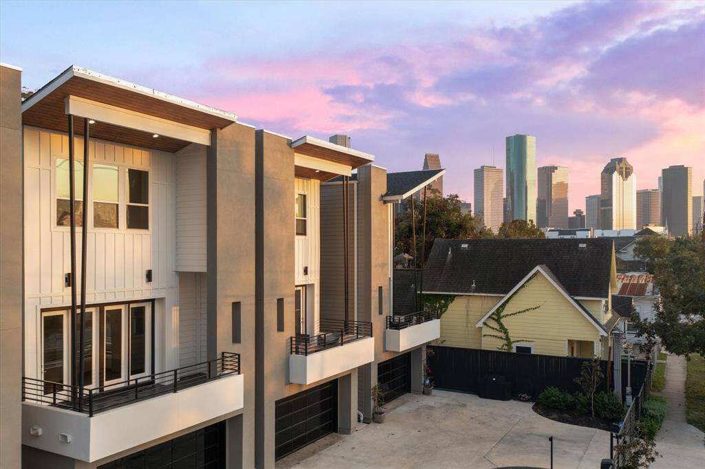 Nestled in a sought-after area, this property combines modern architecture with unmatched views of downtown Houston. Just minutes from the city's top dining, shopping, and cultural attractions, it provides a luxurious urban living experience in a contemporary setting.