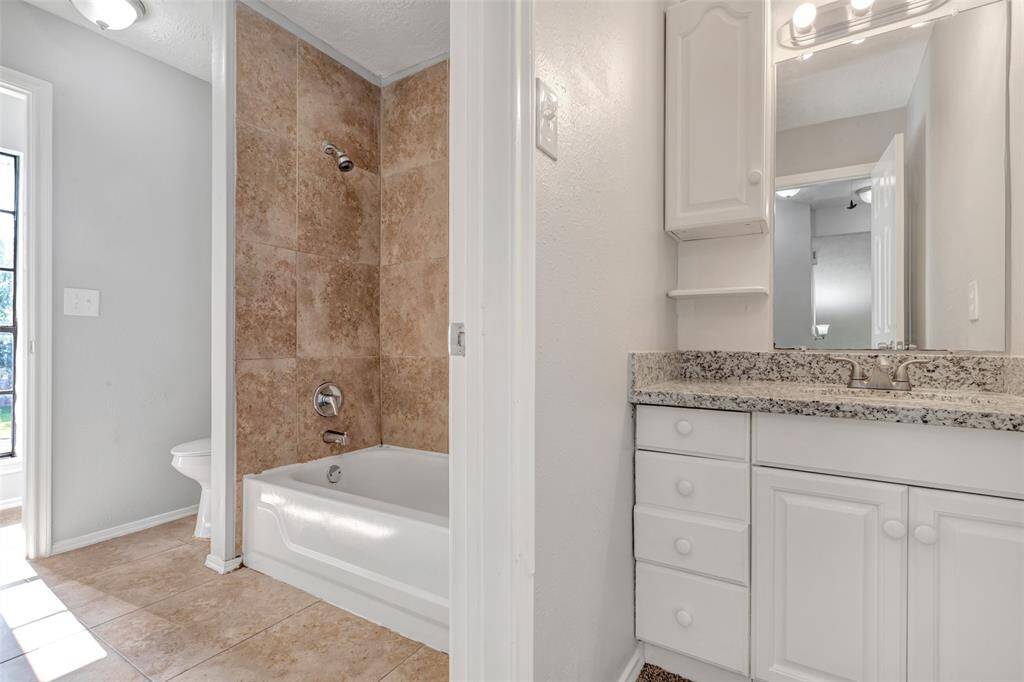 The common bathroom on the second floor includes a practical tub and shower combination, designed to meet everyday needs.