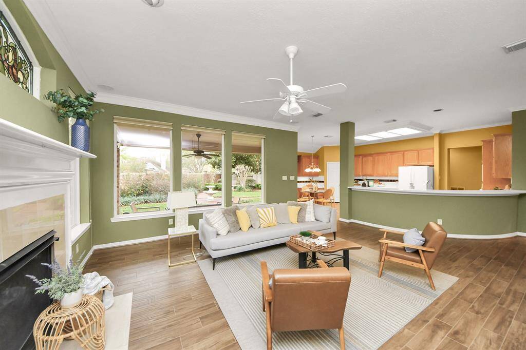 See how open and inviting this space is! You’ll be able to entertain guests while preparing delicious meals, making it perfect for gatherings and everyday living.