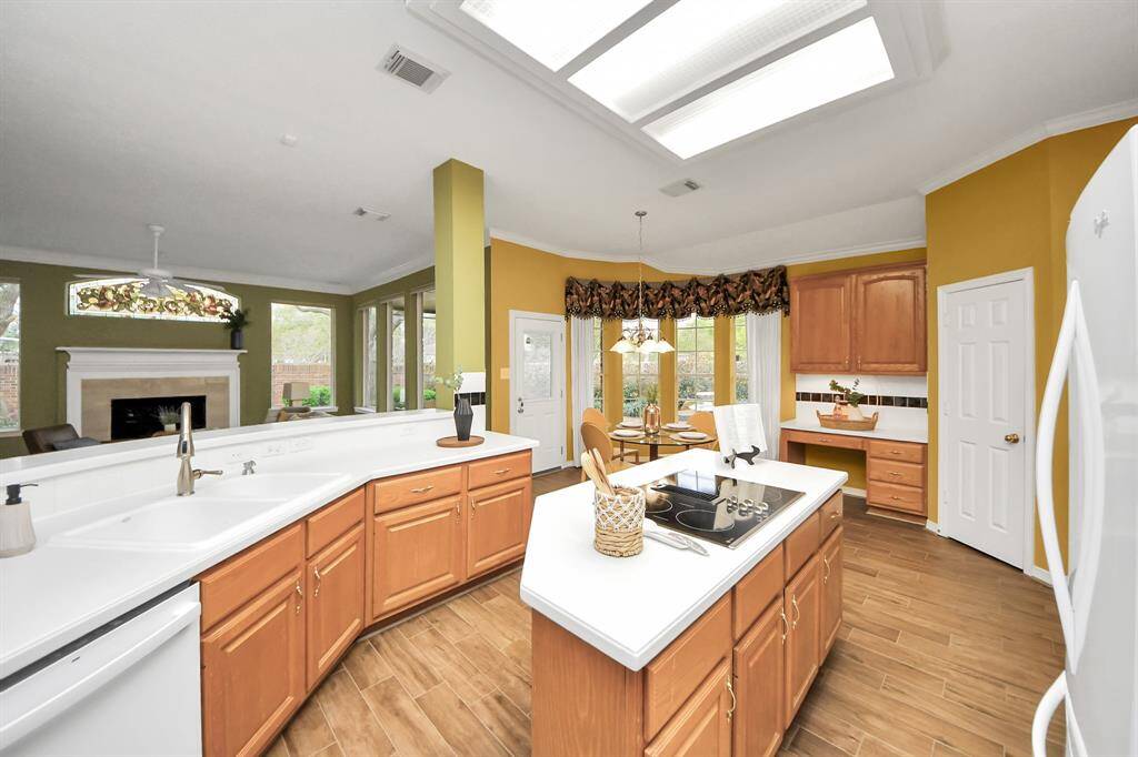 A nice open area with a great view of the garden—such a great feature! You can cook while enjoying the beautiful outdoor scenery.