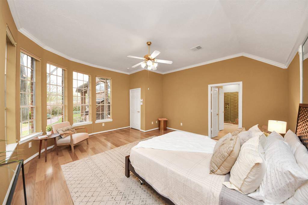 All the windows have blinds, allowing you to enjoy natural light while ensuring privacy whenever needed. You can have a peek to the bathroom from this angle.