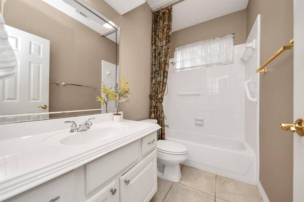 This is the full bathroom shared by the two secondary bedrooms.