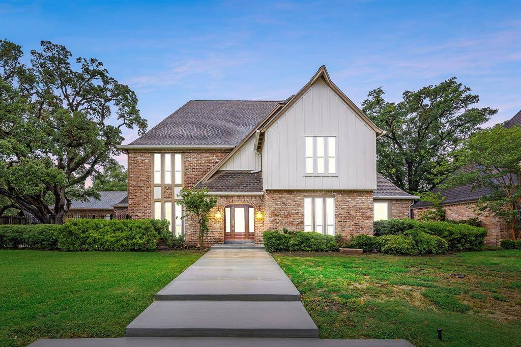 Welcome Home to 15726 Walkwood Dr!
