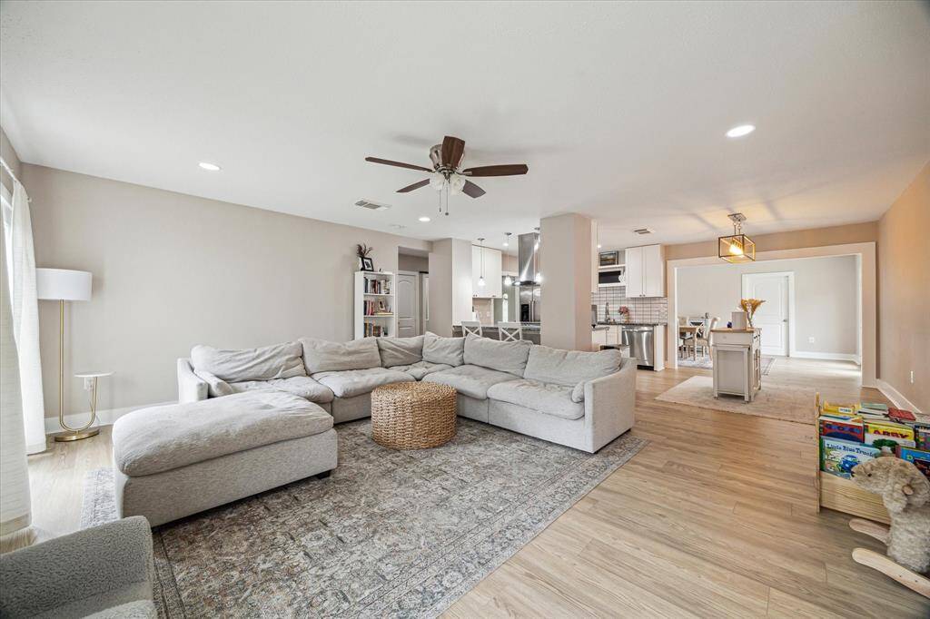 Welcome to 15818 Acapulco!  There is spacious and flexible living areas.