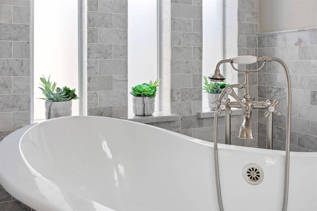 A closer look at the exquisite clawfoot bathtub.
