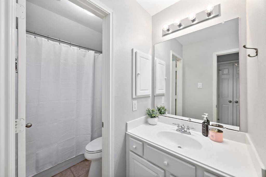 Secondary bathroom.