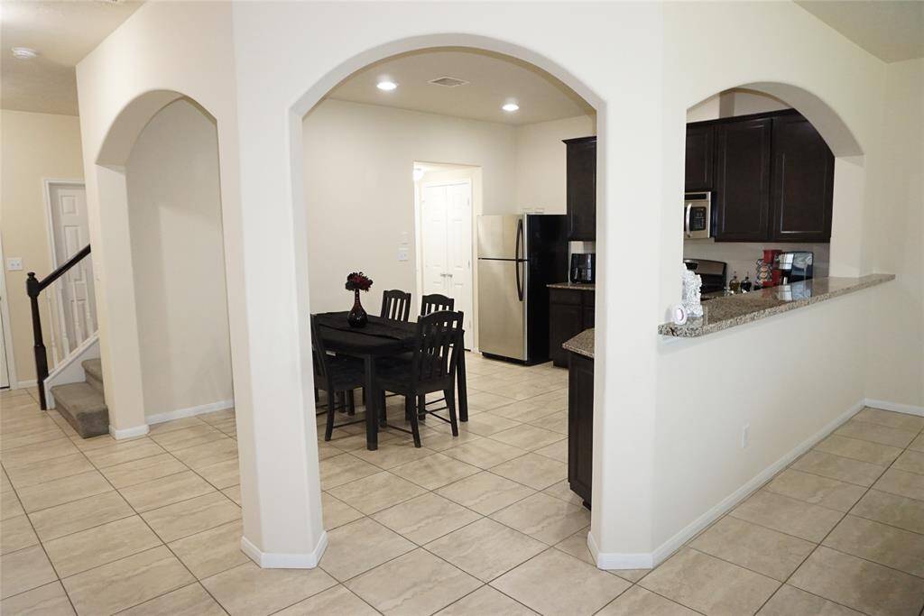 Another picture with the long breakfast bar big enough for 4 (or more) barstools.
