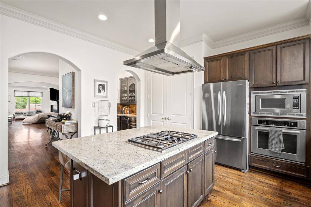 Spacious kitchen with island cooktop