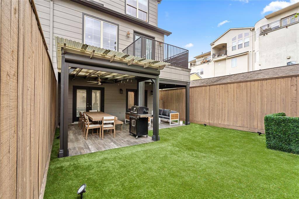 Great outdoor space to gather around