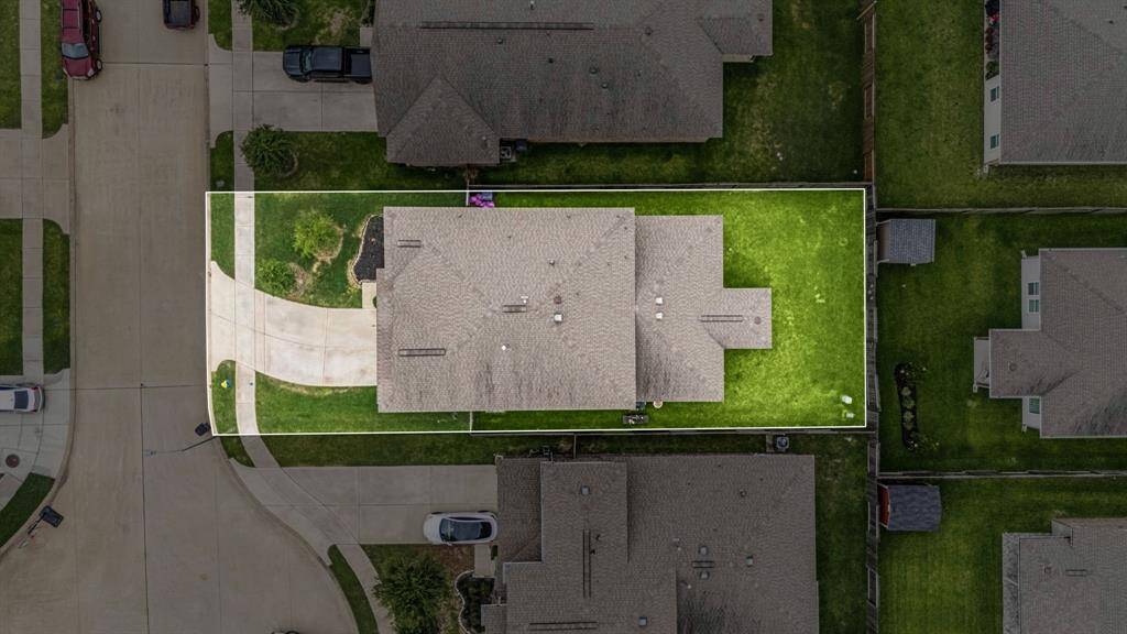 This home sits on a large lot with ample yard space in front and the back, lush landscaping and a well-maintained yard.  Plenty of space to accommodate guest parking and situated on a quiet cul-de-sac street in the Stone Creek Ranch community.