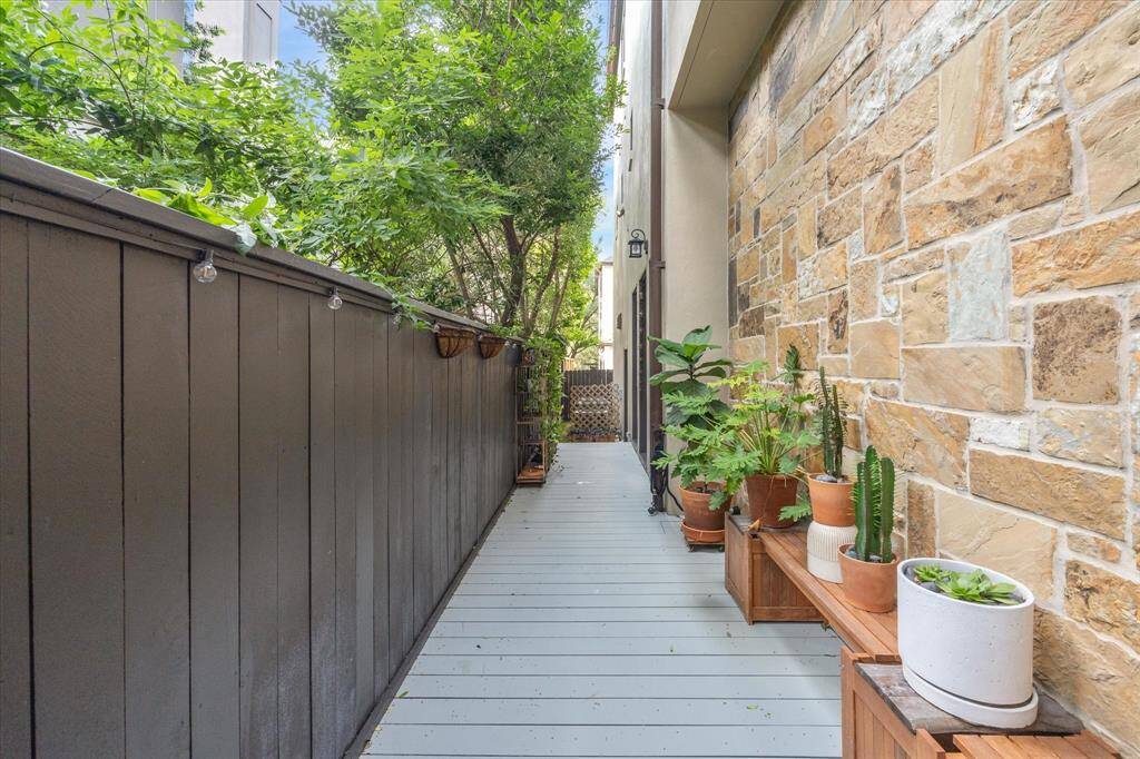 Additional view of the outdoor space.