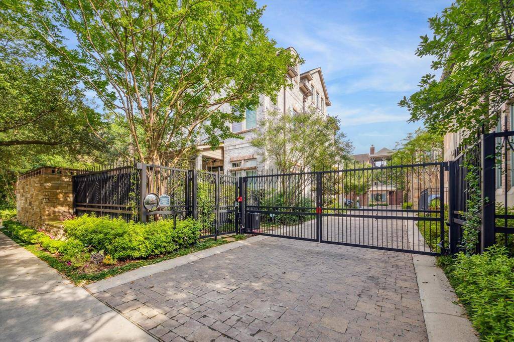 Nestled in an enclave of just six homes in picturesque Boulevard Oaks, you're just a short stroll from Rice University, The Medical Center, Hermann Park.