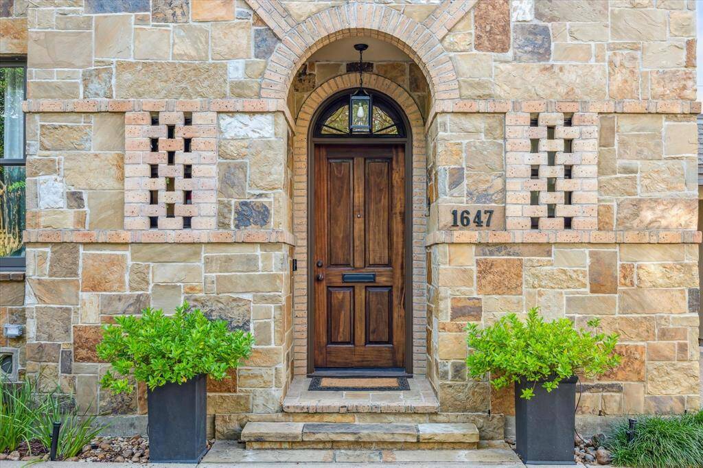 Welcome to 1647 Bissonnet.