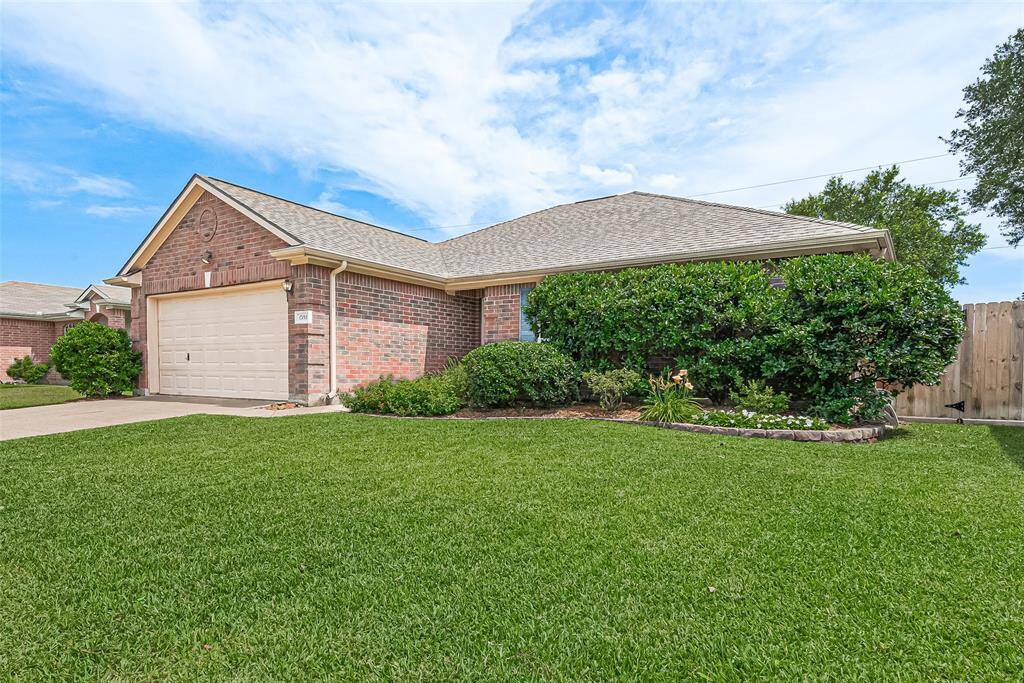 Well maintained front yard with manicured landscaping.