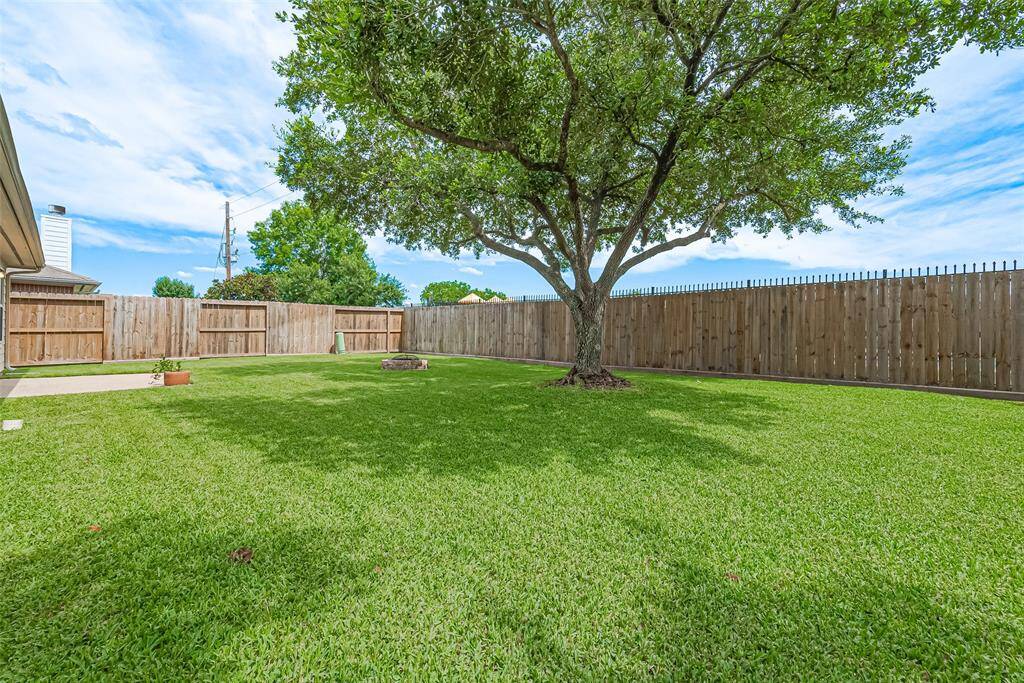 Large oak tree add ample amount of shade.