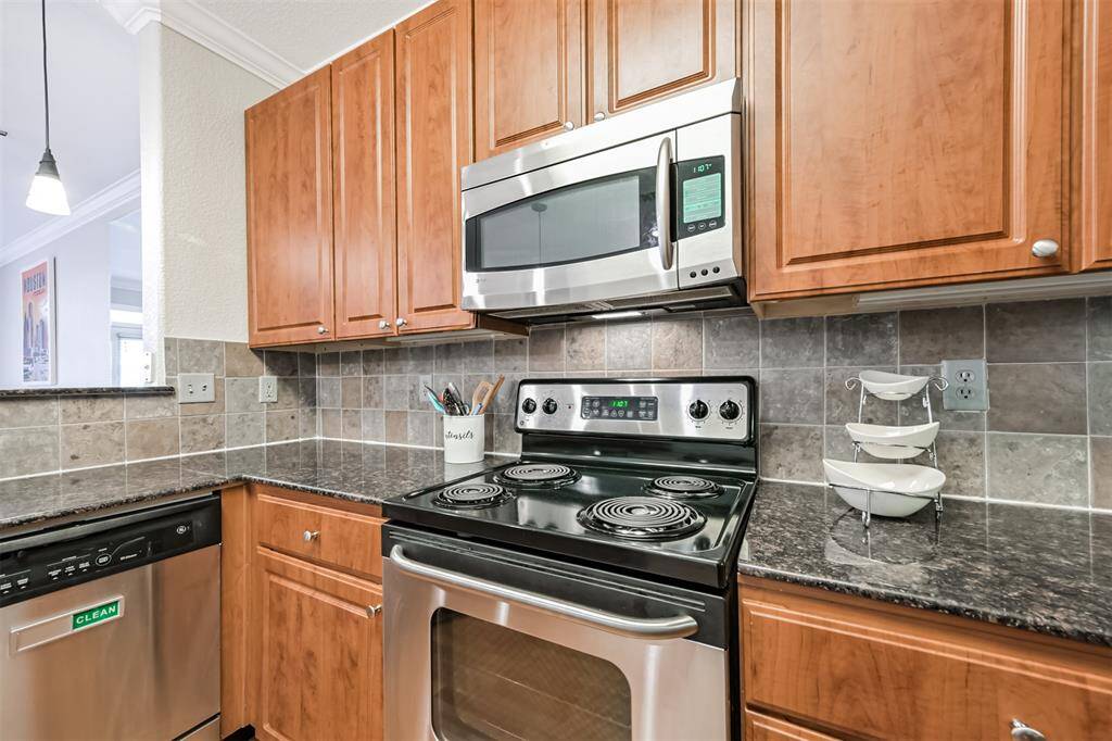 Full size range and microwave!