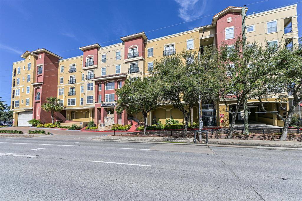 Mediterranean style at the Valencia! You're a quick walk across the street to the Women's Center. Easy access to light rail.