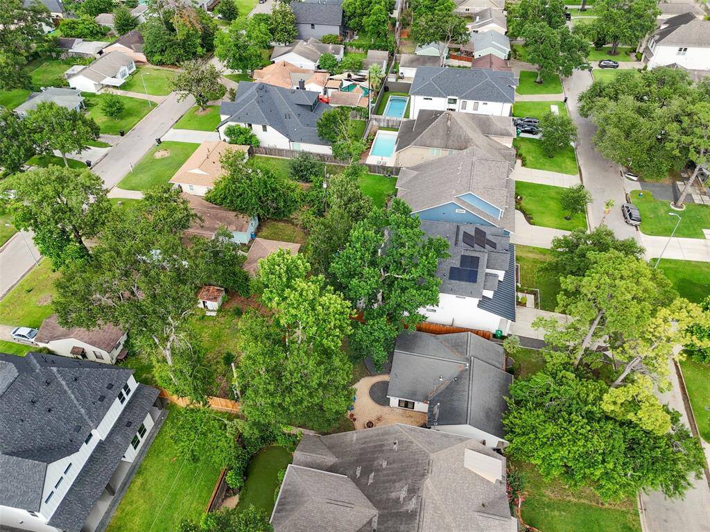 Aerial view of 1730 Wakefield, home and lot, surrounded by million-dollar homes.