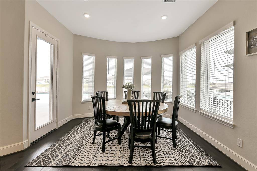 You will love this wonderful dining space--whether to make it your formal dining or breakfast area, you will enjoy the views of the lake and your spectacular backyard.