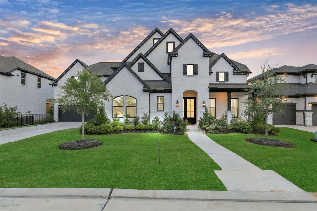 This Coventry 2022 build has unique German Schmear white brick elevation with black trim plus professionally landscaped yard.