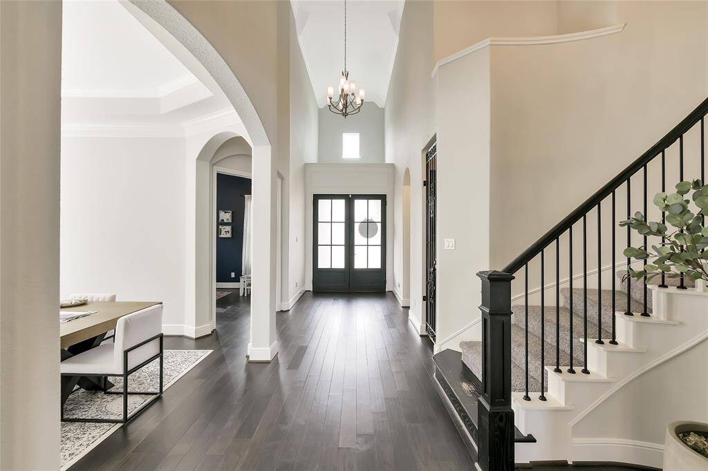 Soaring foyer welcomes with natural light and grand scale—setting the tone for what’s beyond.