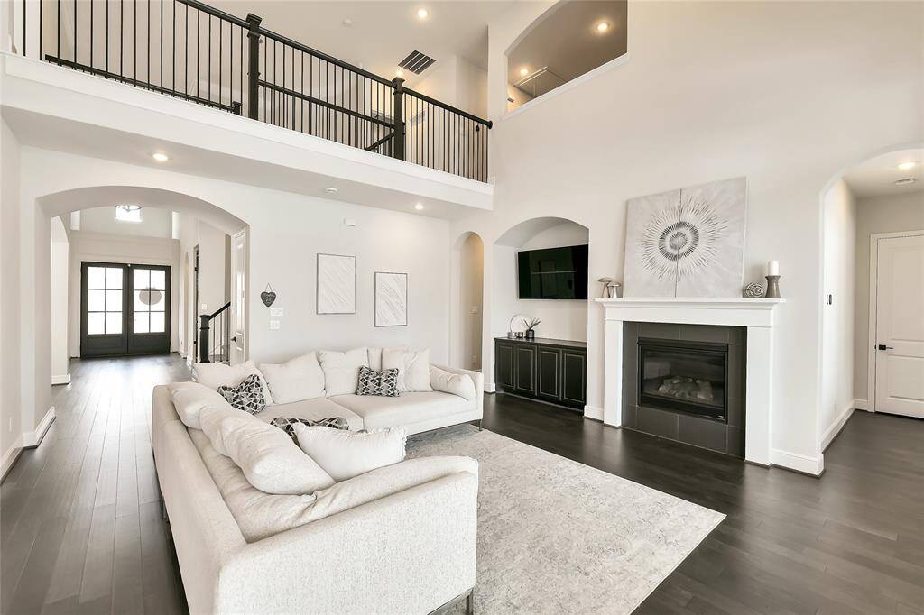 Spacious open floor plan with neutral paint is move in ready.