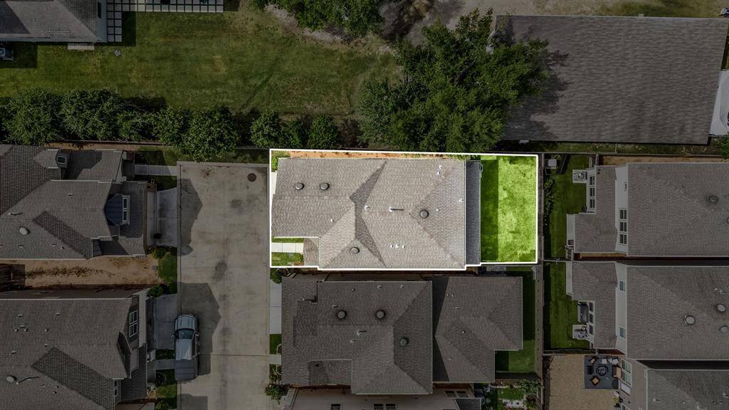 This home sits on a large lot with ample yard space in front and the back, lush landscaping and a well-maintained yard. Plenty of space to accommodate guest parking and situated on a quiet street in the Summerlyn community.