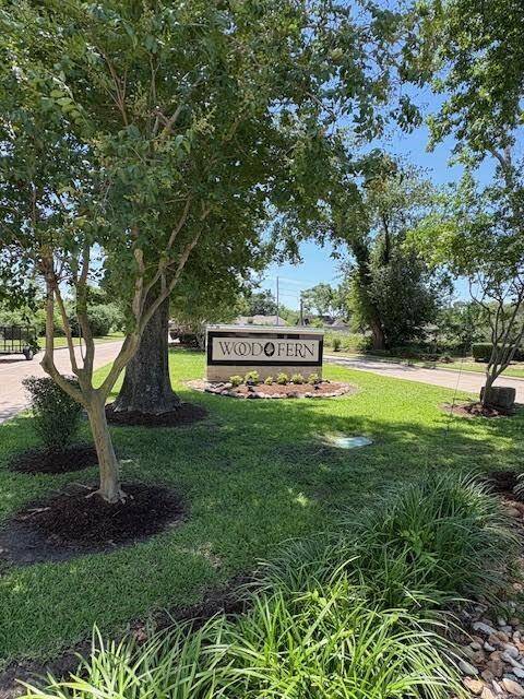 Beautiful landscaped Boulevard entrance.