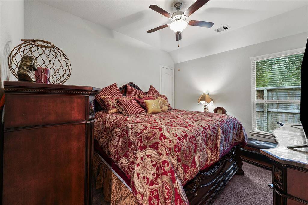 Second guest bedroom, big enough for large furniture if you wish!