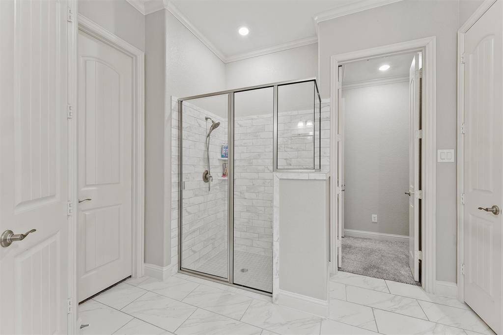 Large shower with mud-set flooring and bench seat