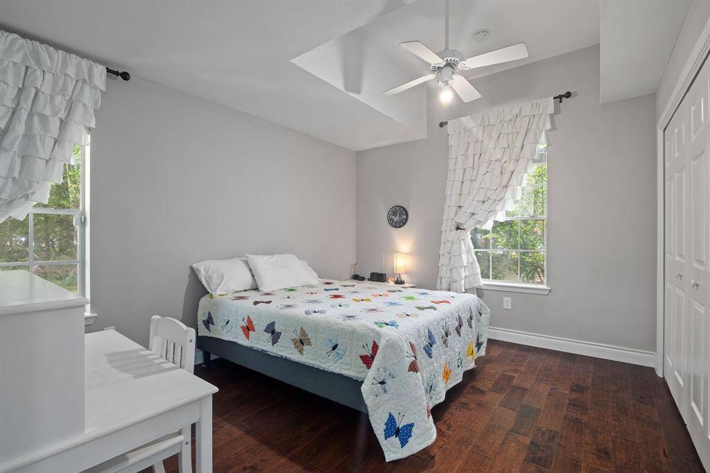 Secondary bedroom with natural light and a spacious closet.