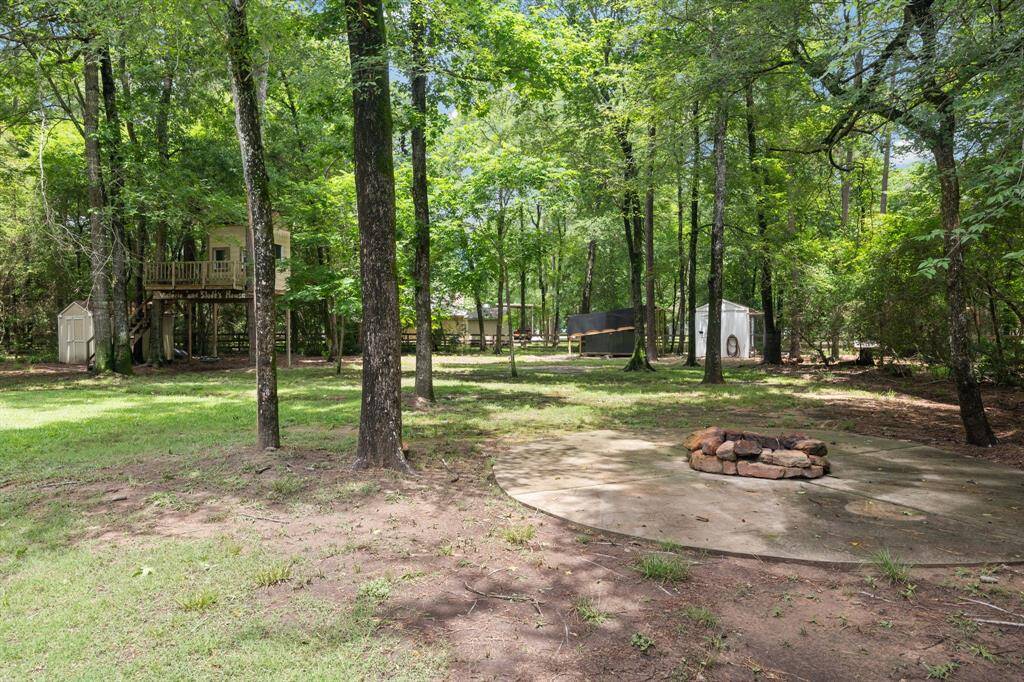 Fire pit area with lots of space for seating & entertaining